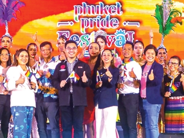 กระตุ้นเศรษฐกิจการท่องเที่ยว : เอนกชัย
เรืองรัตนากร ที่ปรึกษา รมต.กระทรวงการพัฒนาสังคมและความมั่นคงของมนุษย์ เป็นประธานในงาน “Phuket Pride Festival 2026” ยกระดับเทศกาล Pride ของประเทศไทยสู่มาตรฐานสากล และส่งเสริมสังคมที่เคารพความหลากหลายอย่างยั่งยืน โดยมี ศุภกร สุวรรณ์ นายกสมาคม
อันดามันพาวเวอร์ภูเก็ต และ นพสร สิทธิเวช
อุปนายกสมาคมฯ ร่วมต้อนรับแขก อาทิ
ลลิตา มณีศรี นายกเทศมนตรีเมือง
ป่าตอง, ณภัทร์ เอมอ่อน รักษาการแทน
ปลัดจังหวัดภูเก็ต และ ดิสรา จ่างเจริญ
ผจก.อาวุโสแผนกการตลาด ศูนย์การค้า
จังซีลอน ที่โซนเดอะเบย์ อารีน่า ศูนย์การค้าจังซีลอน ป่าตอง ภูเก็ต