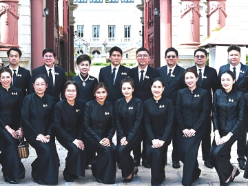 สำนึกในพระมหากรุณาธิคุณ : จตุภัทร์ ตั้งคารวคุณ ประธานเจ้าหน้าที่บริหาร บมจ.ทีโอเอ เพ้นท์ (ประเทศไทย) และ ละออ ตั้งคารวคุณ รองประธานผู้ก่อตั้ง พร้อมคณะผู้บริหารและพนักงาน น้อมถวายสักการะเบื้องหน้าพระรูป สมเด็จพระเจ้าลูกเธอ เจ้าฟ้าพัชรกิติยาภา นเรนทิราเทพยวดี กรมหลวงราชสาริณีสิริพัชร มหาวัชรราชธิดา ด้วยสำนึกในพระมหากรุณาธิคุณ ที่ทรงอุทิศพระวรกายปฏิบัติพระกรณียกิจแบ่งเบาพระราชภารกิจของพระบาทสมเด็จพระเจ้าอยู่หัว มาโดยตลอด โดยเฉพาะงานด้านกฎหมาย สิทธิมนุษยชน การช่วยเหลือผู้ด้อยโอกาส และการพัฒนาคุณภาพชีวิตของประชาชน ณ ศาลาสหทัยสมาคม ในพระบรมมหาราชวัง