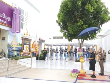 สมเด็จพระกนิษฐาธิราชเจ้า กรมสมเด็จพระเทพรัตนราชสุดาฯ สยามบรมราชกุมารี เสด็จพระราชดำเนินไปทรงเปิด “ห้องสมุดพร้อมปัญญา” ที่จัดในแนวคิด
“ห้องสมุดสามธรรม : ธรรมะ ธรรมชาติ และวัฒนธรรม” พระราชทานของที่ระลึกแก่ผู้บริหารกรมราชทัณฑ์ และผู้มีอุปการคุณสนับสนุนการดำเนินงาน “ห้องสมุด
พร้อมปัญญา” แห่งที่ 34 ของกรมราชทัณฑ์ ซึ่งน้อมนำพระราชกระแสมาเป็นแนวทางสร้างห้องสมุดในเรือนจำทั่วประเทศ เพื่อให้เป็นพื้นที่แห่งการเรียนรู้ สร้างโอกาส
และเตรียมความพร้อมกลับสู่สังคมอย่างมีคุณภาพ ณ เรือนจำจังหวัดสกลนคร อำเภอเมือง จังหวัดสกลนคร เมื่อวันพุธที่ 17 มิถุนายน 2569 เวลา 10.00 น.