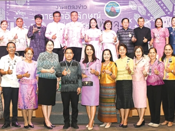 มรดกทางวัฒนธรรม : สุจินต์ วาจากิจ ผวจ.พัทลุง และ วิมลมาศ วาจากิจ นายกเหล่ากาชาดจังหวัดพัทลุง ร่วมกับหัวหน้าส่วนราชการ ผู้แทนภาคเอกชน และกลุ่มผู้ผลิตผ้าจากทั่วทั้งจังหวัดพัทลุง แถลงข่าวเปิดตัว “ผ้าแบรนด์พัทลุง” หรือผ้าลายอัตลักษณ์จังหวัดพัทลุง ที่สะท้อนเรื่องราว วิถีชีวิต ภูมิปัญญา และอัตลักษณ์ของผู้คนในท้องถิ่นที่ได้รับการสืบทอดจากรุ่นสู่รุ่น
เพื่อยกระดับผืนผ้าพื้นถิ่นของจังหวัดพัทลุงให้เป็นที่รู้จักทั้งในระดับประเทศและนานาชาติ ที่โรงแรมศิวา รอยัล จ.พัทลุง