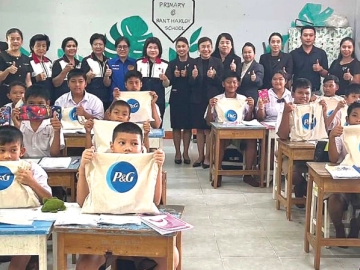 รักการอ่านและเขียนภาษาไทย : ฉัตรประอร นิยม ผวจ.ฉะเชิงเทรา และนายกเหล่ากาชาดจังหวัดฉะเชิงเทรา นำคณะกรรมการและสมาชิกเหล่ากาชาดจังหวัด ลงพื้นที่เยี่ยมให้กำลังใจและติดตามการดำเนินงาน “โครงการส่งเสริมและพัฒนา
การพูด อ่าน เขียนภาษาไทย ประจำปี 2569” เพื่อสนองพระราชดำริสมเด็จพระกนิษฐาธิราชเจ้า กรมสมเด็จพระเทพรัตน
ราชสุดาฯ สยามบรมราชกุมารี พร้อมมอบชุดเครื่องเขียนให้แก่นักเรียนโรงเรียนต่างๆ ที่ อ.ท่าตะเกียบ จ.ฉะเชิงเทรา