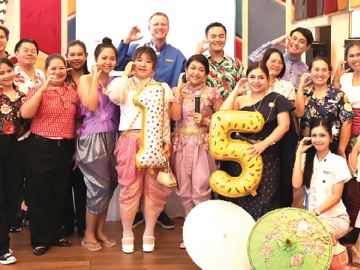 15 ปี “เซ็นทารา พัทยา” : โจนัส เฮอร์สเต็ด ผจก.ทั่วไปภาคพื้นที่ พัทยา จัดพิธีทำบุญในโอกาสครบรอบ
15 ปี แห่งการดำเนินงานของโรงแรมเซ็นทารา พัทยา เพื่อความเป็นสิริมงคลแก่โรงแรม ผู้บริหาร และพนักงาน
ของโรงแรมฯ ที่มุ่งมั่นพัฒนาคุณภาพการบริการอย่างต่อเนื่อง มอบประสบการณ์การเข้าพักที่สะดวกสบายและน่าประทับใจแก่ลูกค้า นักท่องเที่ยวทั้งชาวไทยและชาวต่างชาติ ด้วยการบริการแบบไทยที่เป็นเอกลักษณ์