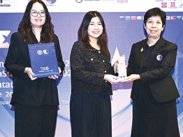 ผลงานนวัตกรรม : ดร.พัชทรา มณีสินธุ์ รองผู้ว่าการวิจัยและพัฒนาฯ
สถาบันวิจัยวิทยาศาสตร์และเทคโนโลยีฯ มอบรางวัล ThailandStar
Packaging Awards 2026 ให้แก่ผู้แทน บมจ.เจริญโภคภัณฑ์อาหาร
CPF จากบรรจุภัณฑ์ “STACKABLE DIAMOND BOX”