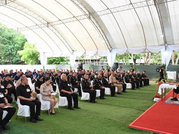 สมเด็จพระกนิษฐาธิราชเจ้า กรมสมเด็จพระเทพรัตนราชสุดาฯ สยามบรมราชกุมารี เสด็จพระราชดำเนินไปทรงติดตามการดำเนินโครงการทหารพันธุ์ดี ณ ค่ายพระยอดเมืองขวาง อำเภอเมือง จังหวัดนครพนม ในการนี้ พระราชทานพระราชวโรกาสให้คณะบุคคล เฝ้าฯ
น้อมเกล้าฯ ถวายพันธุ์สัตว์ และอุปกรณ์สำหรับเลี้ยงสัตว์ปีก แล้วพระราชทานพันธุ์พืชและพันธุ์สัตว์แก่หน่วยทหารในพื้นที่
รวมทั้งโรงเรียนและชุมชนที่เข้าร่วมโครงการ “ชุมชนเบิกบาน อาหารปลอดภัย” เมื่อวันพฤหัสบดีที่ 18 มิถุนายน 2569