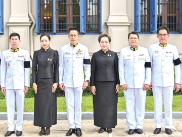 ถวายความอาลัย : สาระ ล่ำซำ ปธ.จนท.บห.บมจ.เมืองไทยประกันชีวิต, พิตราภรณ์ บุณยรัตพันธุ์ รอง กก.ผจก.
อาวุโส และ สาริศา ล่ำซำ พร้อมด้วยผู้บริหาร เข้าถวายสักการะและลงนามแสดงความอาลัยเบื้องหน้า
พระรูปสมเด็จพระเจ้าลูกเธอ เจ้าฟ้าพัชรกิติยาภา นเรนทิราเทพยวดี กรมหลวงราชสาริณีสิริพัชร มหาวัชรราชธิดา
ด้วยน้อมสำนึกในพระกรุณาธิคุณอย่างหาที่สุดมิได้ ณ ศาลาสหทัยสมาคม ในพระบรมมหาราชวัง