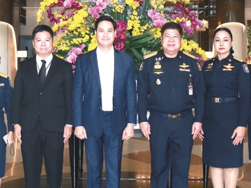 เชิงปฏิบัติการ : อนัคพล อิงคะกุล รองประธานกรรมการบริหารมิราเคิล กรุ๊ป ต้อนรับ อำนาจ เหล่ากอที รองเลขาธิการ คณะกรรมการ
ป้องกันและปราบปรามยาเสพติด ในพิธีเปิดการประชุมเรื่อง “การสืบสวนหาข่าวแหล่งพักยาเสพติดและบูรณาการด้านการข่าว
ในการเพิ่มประสิทธิภาพการปฏิบัติงานด้านยาเสพติด พื้นที่ภาค 1 ประจำปี 2569” โดยมีผู้อำนวยการส่วนต่างๆ, นิติกร
ปฏิบัติการ, นักวิเคราะห์นโยบายและแผน พร้อมทั้งนักสืบสวนสอบสวน เข้าร่วมการประชุม โรงแรมมิราเคิล แกรนด์ คอนเวนชั่น

