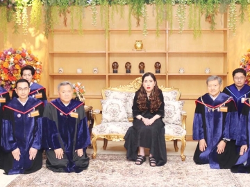 สมเด็จพระเจ้าน้องนางเธอ เจ้าฟ้าจุฬาภรณวลัยลักษณ์ อัครราชกุมารี กรมพระศรีสวางควัฒน วรขัตติยราชนารี พระราชทานพระวโรกาสให้ ศ.คลินิกเกียรติคุณ นพ.ปิยะสกล สกลสัตยาทร นายกสภามหาวิทยาลัยมหิดล และคณะเฝ้าถวายปริญญาเภสัชศาสตรดุษฎีบัณฑิตกิตติมศักดิ์ ประจำปีการศึกษา 2567 โดยทรงจัดตั้งสถาบันวิจัยจุฬาภรณ์ขึ้น มีเป้าหมายสูงสุดคือ การนำวิทยาศาสตร์และเทคโนโลยีมาประยุกต์ใช้ เพื่อยกระดับคุณภาพชีวิตของประชาชนรวมถึงการพัฒนางานด้านวิทยาศาสตร์การแพทย์และการสาธารณสุขของประเทศ ณ โรงพยาบาลจุฬาภรณ์ เขตหลักสี่ กรุงเทพมหานคร เมื่อวันศุกร์ที่ 19 มิถุนายน 2569 เวลา 13.50 น.