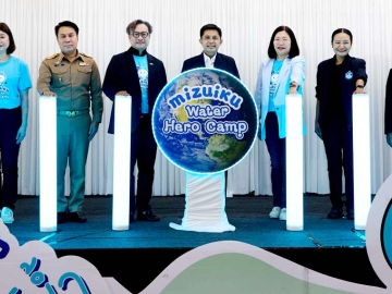 “ไม่มีน้ำ ไม่มีเรา” : เพียงจิต ศรีประสาธน์ รองประธานบริหารอาวุโสฯ บจก.ซันโทรี่ เบเวอเรจ แอนด์ ฟู้ด (ประเทศไทย) ต้อนรับ ชานน วาสิกศิริ ผวจ.นครนายก ในพิธีเปิดกิจกรรม “ค่ายมิซุอิกุ ผู้พิทักษ์รักษ์น้ำ” รุ่นที่ 3 ภายใต้โครงการ “วัน ซันโทรี่ มิซุอิกุ : เรารักษ์น้ำ” ประจำปี 2569 เพื่อส่งเสริมการเรียนรู้ด้านการอนุรักษ์ทรัพยากรน้ำ
และสิ่งแวดล้อมผ่านประสบการณ์จริงในห้องเรียนธรรมชาติ ให้แก่ 30 โรงเรียนในจังหวัดชลบุรีและสระบุรี