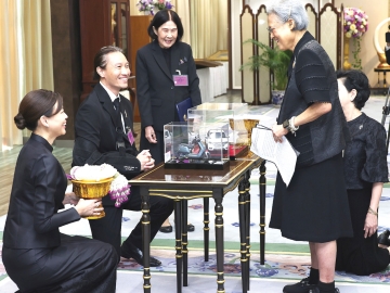สมเด็จพระกนิษฐา
ธิราชเจ้า กรมสมเด็จ
พระเทพรัตนราชสุดาฯ
สยามบรมราชกุมารี เสด็จออก ณ วังสระปทุม
พระราชทาน
พระราชวโรกาสให้
นางสาววิลาวรรณ วนดุรงค์วรรณ กรรมการและเหรัญญิก มูลนิธิชัยพัฒนา นำ
นายเฉลิมชัย
มหากิจศิริ กรรมการ
ผู้จัดการใหญ่ และ ประธานเจ้าหน้าที่บริหาร บริษัท
โทรีเซนไทย
เอเยนต์ซีส์ จำกัด (มหาชน) และคณะ เฝ้าทูลละอองพระบาท น้อมเกล้าน้อมกระหม่อมถวาย
รถกระบะไฟฟ้า และรถจักรยานยนต์ไฟฟ้า พร้อมสถานีชาร์จไฟฟ้า เพื่อใช้ประโยชน์ในกิจกรรมของมูลนิธิชัยพัฒนา เมื่อวันจันทร์ที่ 22 มิถุนายน 2569 เวลา 09.00 น.