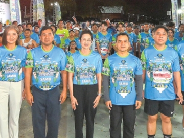 ท่องเที่ยวยั่งยืน : คมกริช งามวงศ์วิโรจน์ ผอ.แผนกลูกค้ารายใหญ่ฯ บมจ.การบินกรุงเทพ หรือสายการบิน
บางกอกแอร์เวย์ส, จักรกฤษณ์ ฝั่งชลจิตร์ รอง ผวจ.สุราษฎร์ธานี และ พิมพกานต์ พิพิธธนานันท์ รอง ผอ.
ภูมิภาคภาคใต้ ททท. ร่วมกันเปิดการแข่งขัน “บางกอกแอร์เวย์ส สมุย ฮาล์ฟ มาราธอน 2026” เพื่อส่งเสริมการท่องเที่ยวเชิงกีฬา กระตุ้นเศรษฐกิจ และสร้างรายได้สู่ชุมชนท้องถิ่น ที่ สวนสาธารณะพรุเฉวง เกาะสมุย