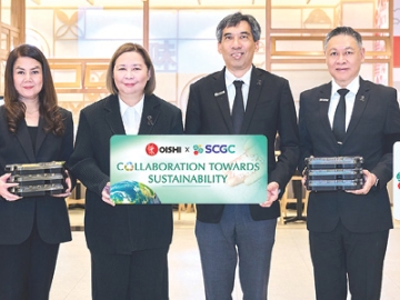 ทุกร้าน ทุกสาขา : กชกร อรรถรังสรรค์ รอง กก.ผจก.บจก.โออิชิ โฮลดิ้ง และ สุรชา อุดมศักดิ์ ปธ.จนท.สายงานปฏิบัติการและนวัตกรรม บมจ.เอสซีจี เคมิคอลส์ เปิดตัวบรรจุภัณฑ์อาหารรักษ์โลก EcoRevo อาทิ หลอด ช้อน และกล่องอาหารพลาสติกที่สามารถย่อยสลายเองได้ภายใต้สภาวะที่เหมาะสมในระยะเวลาที่กำหนด ตามมาตรฐานสากล ISO 17556 ซึ่งนำมาใช้ที่ร้านอาหารญี่ปุ่นในเครือโออิชิ อย่างเป็นทางการแล้ว