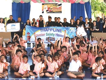 เตรียมพร้อม : ทศพร ว่องวิไลรัตน์ ผู้ช่วยกรรมการผู้จัดการด้านปฏิบัติการ บริษัท ท่อส่งปิโตรเลียมไทย จำกัด
(แทปไลน์) จัดกิจกรรม “Thappline Junior Safety Heroes” นำพนักงานร่วมกันมอบอุปกรณ์ดับเพลิงและโทรทัศน์ เพื่อใช้เป็นสื่อการเรียน รวมทั้งให้ความรู้เบื้องต้นในการใช้งานถังดับเพลิงเพื่อความปลอดภัยในกรณีเกิดเหตุฉุกเฉินให้แก่คณะครูและนักเรียน ที่โรงเรียนบ้านมาบประชัน อำเภอบางละมุง จังหวัดชลบุรี