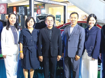 ยนตรกรรมพลังงานสะอาด : ขวัญแก้ว สิริจินดา Head of Asset Commercialization
บมจ.เซ็นทรัลพัฒนา, วิทยา สาครพานิช กก.ผจก.บจก.ทีที เอเบิ้ล และ สมบัติ
หล้าพันธ์ ผช.ผู้ว่าการการไฟฟ้านครหลวง เปิดงาน “Next Drive Auto
Show 2026” แนวคิด “Mobility Uplifting Life” ที่ศูนย์การค้าเซ็นทรัล เวสต์เกต