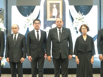 น้อมรำลึกในพระกรุณาธิคุณ : มนตรี ลาวัลย์ชัยกุล ประธานเจ้าหน้าที่บริหาร บมจ.ปตท.สำรวจและผลิตปิโตรเลียม
พร้อมคณะผู้บริหารและพนักงาน ร่วมกันแสดงความอาลัยถวายแด่ สมเด็จพระเจ้าลูกเธอ เจ้าฟ้าพัชรกิติยาภา
นเรนทิราเทพยวดี กรมหลวงราชสาริณีสิริพัชร มหาวัชรราชธิดา เพื่อรำลึกในพระกรุณาธิคุณเบื้องหน้าพระรูป
ณ สำนักงานใหญ่ ศูนย์เอนเนอร์ยี่คอมเพล็กซ์ กรุงเทพฯ และพื้นที่ปฏิบัติการต่างๆ ทั้งในและต่างประเทศ