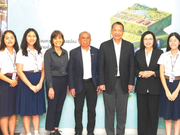 ยกระดับทักษะวิชาชีพ : วิจักษณ์ ประดิษฐวณิช ประธานเจ้าหน้าที่บริหาร บมจ.เอ็ม บี เค และคณะผู้บริหาร ร่วมกันต้อนรับนิสิตชั้นปีที่ 3 คณะพาณิชยศาสตร์และการบัญชี จุฬาลงกรณ์มหาวิทยาลัย ที่เข้าฝึกงานกับบริษัทฯ ใน 2 โครงการหลัก
ได้แก่ โครงการระบบงานบัญชีและภาษีของกลุ่มธุรกิจศูนย์การค้าและธุรกิจอสังหาริมทรัพย์ และโครงการ Process Improvement งานด้านบัญชีของธุรกิจโรงแรม ภายใต้ข้อตกลงความร่วมมือเพื่อพัฒนาศักยภาพบุคลากร ที่ศูนย์การค้าเอ็ม บี เค เซ็นเตอร์

