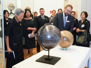 สมเด็จพระกนิษฐาธิราชเจ้า กรมสมเด็จพระเทพรัตนราชสุดาฯ สยามบรมราชกุมารี เสด็จพระราชดำเนินไป
ทอดพระเนตรพิพิธภัณฑ์ลูกโลก ซึ่งเป็นพิพิธภัณฑ์ลูกโลกแห่งเดียวในโลก อยู่ภายในหอสมุดออสเตรีย (Austrian National Library) ณ พระราชวังโมลลาร์ด กรุงเวียนนา สาธารณรัฐออสเตรีย ในการเสด็จพระราชดำเนินเยือนสาธารณรัฐออสเตรียและสหพันธ์สาธารณรัฐเยอรมนี เมื่อวันศุกร์ที่ 26 มิถุนายน 2569