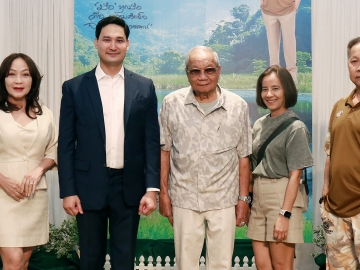 ครบรอบ 28 ปี : อนัคพล อิงคะกุล รองประธานกรรมการบริหาร มิราเคิล กรุ๊ป และ นาถวีณา ล้อมทรัพย์ ที่ปรึกษาฝ่ายสื่อสารการตลาด ร่วมแสดงความยินดีกับ ดร.ปราจิน เอี่ยมลำเนา ประธานเจ้าหน้าที่บริหาร บริษัท กรังด์ปรีซ์ อินเตอร์เนชั่นแนล จำกัด (มหาชน) ในโอกาสครบรอบปีที่ 28 หนังสือพิมพ์ยวดยาน โดยมี
ธนิต รัตนถิรวรรณ บรรณาธิการบริหาร นสพ.ยวดยาน ร่วมงาน ที่ โรงแรมมิราเคิล แกรนด์ คอนเวนชั่น