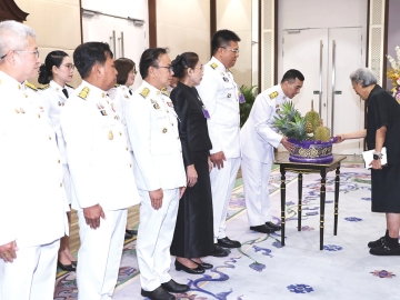 สมเด็จพระกนิษฐา
ธิราชเจ้า กรมสมเด็จ
พระเทพรัตนราชสุดาฯ สยามบรม
ราชกุมารี เสด็จออก
ณ วังสระปทุม พระราชทาน
พระราชวโรกาสให้ นายสันติ รังษิรุจิ
ผู้ว่าราชการจังหวัด
อุตรดิตถ์ นำคณะข้าราชการและผู้แทนเกษตรกรจังหวัดอุตรดิตถ์ เฝ้าทูลละอองพระบาท ทูลเกล้าทูลกระหม่อมถวาย
ทุเรียนหลงลับแล
หลินลับแล มีรสชาติ
และกลิ่นที่เป็นลักษณะเฉพาะ เป็น
อัตลักษณ์ และผลิตภัณฑ์ต่างๆ ของจังหวัดอุตรดิตถ์