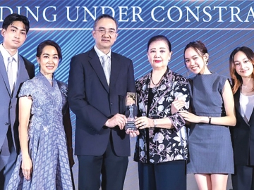 ความเป็นเลิศ : กำธร ศิลาอ่อน ปธ.จนท.บห.บมจ.เอส แอนด์ พี ซินดิเคท รับรางวัล “THAILAND TOP
CEO OF THE YEAR 2026 สาขาอุตสาหกรรมอาหารและเครื่องดื่ม” เพื่อเชิดชูเกียรติ ผู้บริหารองค์กร
ที่มีวิสัยทัศน์และบริหารงานจนประสบความสำเร็จอย่างโดดเด่น โดยมี ภัทรา ศิลาอ่อน ปธ.กก., มณีสุดา ศิลาอ่อน
ปธ.จนท.สำนักพัฒนาความยั่งยืนและสื่อสารองค์กร และครอบครัวร่วมยินดี ที่ โรงแรมอินเตอร์คอนติเนนตัล กรุงเทพ