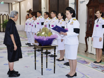 สมเด็จพระกนิษฐา
ธิราชเจ้า กรมสมเด็จพระเทพรัตนราชสุดาฯ สยามบรมราชกุมารี เสด็จออก ณ วังสระปทุม พระราชทาน
พระราชวโรกาสให้
นางสาววริษฐา สงวนเสริมศรี
ผู้ว่าราชการจังหวัด
กาญจนบุรี นำคณะ
ข้าราชการ และผู้แทนเกษตรกรจังหวัดกาญจนบุรี เฝ้าทูลละอองพระบาท ทูลเกล้า
ทูลกระหม่อมถวาย
ทุเรียนทองผาภูมิ พันธุ์หมอนทอง
ทุเรียนเบญจพรรณสายพันธุ์ต่างๆ พร้อมด้วย เงาะทองผาภูมิ
และมังคุดของ
จังหวัดกาญจนบุรี