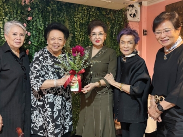 สังสรรค์มิตรสหาย : ศ.กิตติคุณ พญ.คุณหญิงกอบจิตต์ ลิมปพยอม เลี้ยงยินดีกับ ดร.คุณหญิงกัลยา
โสภณพนิช ในโอกาสได้รับรางวัลศิษย์เก่าดีเด่น ประจำปี 2026 จาก Imperial College London ประเทศ
อังกฤษ และขอบคุณ ธีรนาฏ โชควัฒนา เจ้าของร้านอาหารกระท่อมมังสวิรัต ตำนานอาหารมังสวิรัติ
เพื่อสุขภาพในบรรยากาศสไตล์ยุโรป โดยมี คุณหญิงยุพดี สิงห์โตโรจน์ และ สุภรณ์ วิจิตรานุช ร่วมงาน