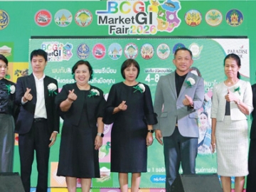 สร้างรายได้ให้เกษตรกร : จรูญรัตน์ สาลี กก.ผจก.บจก.พาราไดซ์ พาร์ค ต้อนรับ วีรวรรณ จันทนเสวี
รอง ผวจ.สิงห์บุรี ในพิธีเปิดงาน “ตลาดเกษตรรักษ์โลก BCG GI Market Fair 2026” ภายใต้แนวคิด
BCG Economy ที่มุ่งส่งเสริมการผลิตอย่างยั่งยืน ควบคู่การใช้ทรัพยากรอย่างคุ้มค่าและเป็นมิตรต่อสิ่งแวดล้อม
รวมสินค้าเกษตรคุณภาพ สินค้า GI และผลิตภัณฑ์ชุมชนมาจำหน่าย ที่ ศูนย์การค้าพาราไดซ์ พาร์ค