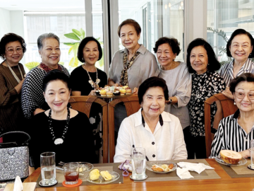 สังสรรค์วันเกิด : ดร.คุณหญิงกษมา วรวรรณ ณ อยุธยา และเพื่อนศิษย์เก่าโรงเรียนวัฒนาวิทยาลัย รุ่น 92 ภาวิไล บุราวาศ, นลินี คณิวิชาภรณ์,
ผาณิต พูนศิริวงศ์, ศ.เกียรติคุณ ดร.มาลียา เครือตราชู, แววตา อัมพรายน์, ปานจิตต์ วสันต์, ชุติมา พงษ์เลื่องธรรม, ฉวีวรรณ ช่างต่อ,
ยศวดี บุณยเกียรติ, จิราพร เชมนะสิริ, ยุพยง นิ่มสมบุญ, ดวงใจ ตั้งสง่า, ฆรนี เทียนไทย นัดฉลองวันเกิดให้เพื่อน ดวงเนตร พงษ์ไพโรจน์,
รศ.ทรรศนียา ศักดิ์ดี และ อินทิรา กระหม่อมทอง ที่ร้าน Tummy Yummy อาหารไทยสไตล์โฮมเมด บ้านไม้โบราณ ซอยต้นสน ถนนเพลินจิต