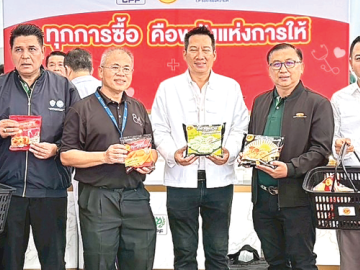จิตอาสา CPF : นพ.ทวีรัชต์ ศรีกุลวงศ์ นายแพทย์สาธารณสุขจังหวัดลำปาง และ นพ.วรเชษฐ์ เต๋ชะรัก ผอ.โรงพยาบาลลำปาง พร้อมด้วย
ชาญชัย จันณรงค์ ผจก.ภาคเหนือบน บมจ.เจริญโภคภัณฑ์อาหาร (CPF) จัดกิจกรรม “ทุกการซื้อ คือพลังแห่งการให้” เชิญชวนประชาชน
เลือกซื้อผลิตภัณฑ์อาหารคุณภาพ สะอาด ปลอดภัย ในราคาพิเศษ มอบรายได้สมทบทุนซ่อมแซมและปรับปรุงอาคารสิทธิเกษม โรงพยาบาลลำปาง เพื่อพัฒนาการดูแลรักษาผู้ป่วยและยกระดับระบบบริการสาธารณสุขของจังหวัดลำปาง ที่ลานพักคอย โรงพยาบาลลำปาง อำเภอเมือง จังหวัดลำปาง
