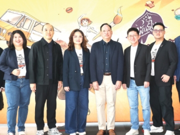 ผลงานสร้างสรรค์ : สุขวสา ภูชัชวนิชกุล ประธานเจ้าหน้าที่บริหาร บจก.กาแฟพันธุ์ไทย
ประกาศผลการประกวดออกแบบกราฟิก “พันธุ์ไทย...ดีไซน์อะไรก็เป็นไปได้”
พร้อมมอบทุนการศึกษารวม 690,000 บาท ให้แก่นิสิต-นักศึกษาที่เข้ารอบชิงชนะเลิศ
โดยมี ฉลอง ติรไตรภูษิต ผอ.ฝ่ายสื่อสารองค์กร บมจ.พีทีจี เอ็นเนอยี ร่วมงาน
