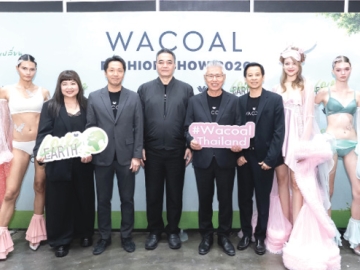 ผู้นำแบรนด์รักษ์โลก : ธรรมรัตน์ โชควัฒนา ประธานกรรมการ บมจ.ไทยวาโก้ และ บุญดี อำนวยสกุล ประธานกรรมการบริหาร
ร่วมงาน “WACOAL FASHION SHOW 2026” ในงานสหกรุ๊ปแฟร์ ครั้งที่ 30 ภายใต้แนวคิด “แฟชั่นเปลี่ยนไปแต่ความใส่ใจโลก
ไม่เคยเปลี่ยน” ถ่ายทอดความเป็น Lifestyle Brand ที่ดูแลผู้บริโภคและใส่ใจสิ่งแวดล้อมในทุกจังหวะของชีวิต ผ่านแฟชั่นโชว์จากเหล่านางแบบชั้นนำ พร้อมโชว์พิเศษจาก ชาร์เลท-วาศิตา แฮเมเนา พรีเซ็นเตอร์คนล่าสุดของวาโก้ ที่ศูนย์ฯไบเทค บางนา