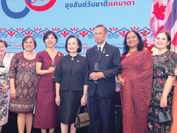 “วันแคนาดา” : ปิง คิตนีกอน เอกอัครราชทูตแคนาดาประจำราชอาณาจักรไทย เปิดงานในโอกาสครบรอบ 65 ปี
การสถาปนาความสัมพันธ์ทางการทูต แคนาดา-ไทย โดยมี วิชาวัฒน์ อิศรภักดี ผช.รมต.ประจำกระทรวงการต่างประเทศ,
หว่อง เสี่ยว ผิง แคเทอรีน เอกอัครราชทูตสาธารณรัฐสิงคโปร์, อาลิเซีย อาเลฮันดรา อัลฟาโร กัสติโย เอกอัครราชทูตสาธารณรัฐโคลอมเบีย และ มิลลิเซนต์ ครุซ-ปาเรเดส เอกอัครราชทูตสาธารณรัฐฟิลิปปินส์ ร่วมงาน ที่โรงแรมเดอะ ริทซ์-คาร์ลตัน