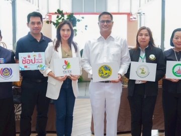 กระตุ้นเศรษฐกิจ : ชวรมย์ มังคละคีรี กก.ผจก.บจก.เดอะไนน์ ติวานนท์ ต้อนรับ อารุช เอมโอฐ
นายอำเภอเมืองปทุมธานี, ส.ต.ท.หญิงอุไรวรรณ อุทัยนาง พัฒนาการอำเภอเมืองปทุมธานี, วราลักษณ์ ควรพินิจ
ประธานกลุ่มวิสาหกิจชุมชน ชมรมเพื่อนปาริชาต ที่มาร่วมจัดงาน “ช็อปอย่างมีสไตล์ รายได้เพื่อชุมชน #26”
เพื่อสนับสนุนสินค้าจากชุมชน สร้างรายได้ที่ยั่งยืน ที่ ศูนย์การค้าเดอะไนน์ เซ็นเตอร์ ติวานนท์
