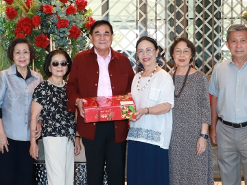 อวยพรวันเกิด : ทูนใจ ศรีวังพล ประธานศิษย์เก่า รุ่น 5 มหาวิทยาลัยกรุงเทพ ชวนเพื่อนมหาวิทยาลัยกรุงเทพ รุ่น 5 อาทิ นิตยา สุนทรบุระ, สุรางค์ รักษาสัตย์, นิตยา ปัญญาทิพย์, จิรพันธ์ พันธุ์คงชื่น ร่วมกันอวยพรวันคล้ายวันเกิด ดร.อัศวิน อิงคะกุล ประธานกรรมการบริหาร มิราเคิล กรุ๊ป โดยมี อนัคพล อิงคะกุล รองประธานกรรมการบริหาร มิราเคิล กรุ๊ป, ลักษมีกานต์ อิงคะกุล ประธานเจ้าหน้าที่บริหาร มิราเคิล กรุ๊ป ร่วมกันต้อนรับ ที่ โรงแรมอัศวิน แกรนด์ คอนเวนชัน