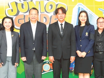 มีหัวใจแห่งการต้อนรับ : วิจักษณ์ ประดิษฐวณิช ประธานเจ้าหน้าที่บริหาร และ กก.ผอ.บมจ.เอ็ม บี เค และคณะผู้บริหาร
กลุ่มเอ็ม บี เค ต้อนรับ ดร.นรเทพ ชูพูล ผอ.เขตปทุมวัน ในพิธีเปิดการอบรม “มัคคุเทศก์น้อย : Junior Guide @ MBK
Center” เพื่อส่งเสริมให้เยาวชนได้พัฒนาทักษะภาษาอังกฤษ การสื่อสาร และเรียนรู้การเป็นเจ้าบ้านที่ดี พร้อมต่อยอดสู่ทักษะ
ที่จำเป็นในอนาคต จัดโดย ศูนย์การค้าเอ็ม บี เค เซ็นเตอร์ ร่วมกับ คณะครุศาสตร์ จุฬาฯ และ สำนักงานเขตปทุมวัน