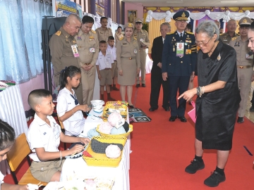 สมเด็จพระกนิษฐาธิราชเจ้า กรมสมเด็จพระเทพรัตนราชสุดาฯ สยามบรมราชกุมารี เสด็จพระราชดำเนินไปพระราชทานเข็มเชิดชูเกียรติ ชั้นที่ 1 แก่ครูและเจ้าหน้าที่ที่ปฏิบัติงานสนองพระราชดำริตามโครงการพัฒนาเด็กและเยาวชนในถิ่นทุรกันดาร ตามพระราชดำริสมเด็จพระกนิษฐาธิราชเจ้า กรมสมเด็จพระเทพรัตนราชสุดาฯ สยามบรมราชกุมารี ปี พ.ศ. 2568
ณ โรงเรียนวัดโยธีราษฎร์ศรัทธาราม อำเภอเมือง จังหวัดนครนายก เมื่อวันอังคารที่ 7 กรกฎาคม 2569 เวลา 12.59 น.