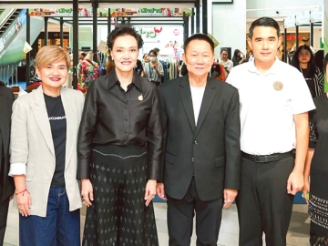 สนับสนุนพื้นที่ : สมพล ตรีภพนารถ ประธานเจ้าหน้าที่ธุรกิจศูนย์การค้าบมจ.เอ็ม บี เค พร้อมคณะผู้บริหาร
เครือเอ็ม บี เค ต้อนรับ ศุภจี สุธรรมพันธุ์ รองนายกรัฐมนตรี และ รมว.พาณิชย์ ในโอกาสมาเป็นประธานเปิดงาน “ตลาดนัดนักข่าว ครั้งที่ 8” จัดโดย พิมพ์รภัส ศิริไพรวัน นายกสมาคมผู้สื่อข่าวเศรษฐกิจ เพื่อให้พี่น้องสื่อมวลชนออกบูธสร้างรายได้เสริมให้กับตัวเองและครอบครัว ที่ ศูนย์การค้าพาราไดซ์ พาร์ค