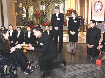 ศาสตราจารย์ ดร.สมเด็จพระเจ้าน้องนางเธอ เจ้าฟ้าจุฬาภรณวลัยลักษณ์ อัครราชกุมารี กรมพระศรีสวางควัฒน วรขัตติยราชนารี เสด็จเป็นองค์ประธานในพิธี
พระราชทาน รางวัลสมเด็จเจ้าฟ้าจุฬาภรณ์ ประจำปี 2568 จัดโดย มูลนิธิรางวัลสมเด็จเจ้าฟ้าจุฬาภรณ์ ในพระอุปถัมภ์ฯ ณ ห้องอัศวิน แกรนด์ เอ
โรงแรมอัศวิน แกรนด์ คอนเวนชั่น โดยมี ดร.อัศวิน อิงคะกุล ประธานกรรมการบริหาร มิราเคิล กรุ๊ป, นุจรี วิบูลเชื้อ ผู้ช่วยกรรมการผู้จัดการ มิราเคิล กรุ๊ป,
อนัคพล อิงคะกุล รองประธานกรรมการบริหาร มิราเคิล กรุ๊ป, ลักษมีกานต์ อิงคะกุล ประธานเจ้าหน้าที่บริหาร มิราเคิล กรุ๊ป และคณะผู้บริหารโรงแรมฯ เฝ้ารับเสด็จ