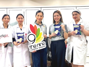 รับบริจาคโลหิตสำรอง : วราภรณ์ ตติปาณิเทพ กก.ผจก.บจก.เดอะไนน์ เซ็นเตอร์ ร่วมกับ ธนชาตประกันภัย สนับสนุนจุดรับบริจาคโลหิต “GIVE BLOOD NOW ให้เลือด ให้ได้ ให้เลย” เพื่อผู้ป่วยและโรงพยาบาลในพื้นที่ขาดแคลน พร้อมมอบข้าวหอมมะลิมาบุญครองแก่ผู้บริจาค ที่ศูนย์การค้าเดอะไนน์เซ็นเตอร์ พระราม 9