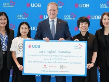 ช่วยเหลือเด็กด้อยโอกาส : ริชาร์ด มาโลนี่ย์ กก.ผจก.ใหญ่ ธนาคารยูโอบี ประเทศไทย
มอบเงินเกือบ 1.88 ล้านบาท ให้แก่ จันทร์ประภา วิชิตชลชัย รอง ผอ.สำนักจัดหารายได้ สภากาชาดไทย และ สกาวทิพย์ กิจสกุล ผู้แทนจากกลุ่มมูลนิธิ
ยุวพัฒน์ เพื่อขยายขอบเขตการช่วยเหลือจากการศึกษาไปสู่การดูแลอย่างรอบด้าน