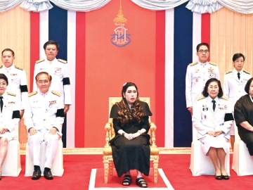 สมเด็จพระเจ้าน้องนางเธอ เจ้าฟ้าจุฬาภรณวลัยลักษณ์ อัครราชกุมารี กรมพระศรีสวางควัฒน วรขัตติยราชนารี เสด็จไปในพิธีพระราชทานรางวัลสมเด็จเจ้าฟ้าจุฬาภรณ์
ประจำปี 2568 ให้แก่ ศ.นพ.เฉิน จู อดีต ผอ.สถาบันโลหิตวิทยาแห่งเซี่ยงไฮ, ประธานสภากาชาดแห่งสาธารณรัฐประชาชนจีน และ ศ.นพ.หวัง เจิ้นอี้ ผอ.กิตติมศักดิ์
คณะแพทยศาสตร์ มหาวิทยาลัยเซี่ยงไฮ้เจียวทง เพื่อเชิดชูเกียรติบุคคลที่มีผลงานดีเด่นเป็นที่ประจักษ์ด้านการป้องกัน ควบคุม และดูแลรักษาผู้ป่วยมะเร็งจนเกิดผลดี เป็นประโยชน์ต่อมนุษยชาติ ณ โรงแรมอัศวิน แกรนด์ คอนเวนชั่น เขตหลักสี่ กรุงเทพมหานคร เมื่อวันพฤหัสบดีที่ 9 กรกฎาคม 2569 เวลา 09.49 น.