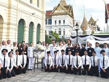 ด้วยสำนึกในพระมหากรุณาธิคุณ : ศุภมิตร ชิณศรี นายกสมาคมรัฐศาสตร์แห่งมหาวิทยาลัยธรรมศาสตร์ฯ ร่วมเป็นเจ้าภาพการบำเพ็ญกุศล
พระพิธีธรรมสวดพระอภิธรรมพระบรมศพ สมเด็จพระนางเจ้าสิริกิติ์ พระบรมราชินีนาถ พระบรมราชชนนีพันปีหลวง โดยมี จเด็จ อินสว่าง ประธานมูลนิธิรัฐศาสตร์ฯ, วรรณวิไล พรหมลักขโณ อดีตนายกสมาคมฯ และ พล.อ.ยศนันท์ หร่ายเจริญ ประธานมูลนิธิอีพีเอ ธรรมศาสตร์ พร้อมด้วย
ศิษย์เก่า คณาจารย์ และนักศึกษาคณะรัฐศาสตร์ มหาวิทยาลัยธรรมศาสตร์ เข้าร่วมพิธี ณ พระที่นั่งดุสิตมหาปราสาท ในพระบรมมหาราชวัง