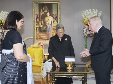 สมเด็จพระกนิษฐา
ธิราชเจ้า กรมสมเด็จพระเทพรัตนราช
สุดาฯ สยามบรมราชกุมารี เสด็จออก
ณ วังสระปทุม
พระราชทานพระราช
วโรกาสให้ นายแพทริก เบิร์น เอกอัครราชทูตไอร์แลนด์ประจำราชอาณาจักรไทย เฝ้าทูลละอองพระบาท กราบบังคมทูลลา ในโอกาสที่จะพ้นจาก
หน้าที่ ในโอกาสนี้ นางโสนาลี ราชสิงฆัม เบิร์น ภริยาเอกอัคร
ราชทูต ร่วมเข้าเฝ้า
ทูลละอองพระบาทด้วย