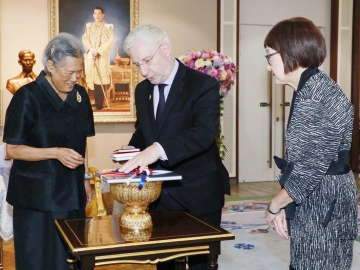 สมเด็จพระกนิษฐา
ธิราชเจ้า กรมสมเด็จพระเทพรัตนราช
สุดาฯ สยามบรมราชกุมารี เสด็จออก
ณ วังสระปทุม พระราชทานพระราช
วโรกาสให้ นายฌ็อง
โกลด ปวงเบิฟ
เอกอัครราชทูตสาธารณรัฐฝรั่งเศสประจำราชอาณาจักรไทย
เฝ้าทูลละอองพระบาท กราบบังคมทูลลา
ในโอกาสที่จะพ้นจากหน้าที่ โอกาสนี้
นางมาริโกะ ปวงเบิฟ
ภริยาเอกอัคร
ราชทูต ร่วมเข้าเฝ้าทูล
ละอองพระบาทด้วย

