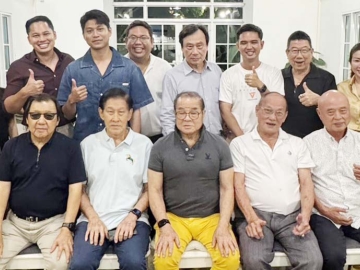 ยินดีกับ 2 สส. และ 3 สก. : สมชาย จงพิพิธพร พร้อมสมาชิกชมรมเพื่อนบ้านชิชา ชมรมสุขสวัสดิ์ 14 ร่วมแสดงความยินดีกับสมาชิกสภาผู้แทนราษฎร (สส.) และ สมาชิกสภากรุงเทพมหานคร (สก.) แอนศิริ
วลัยกนก สส.เขตทุ่งครุ, พงษ์สรณัฐ ทองลี สส.เขตจอมทอง, กันตพงศ์ ดีชัยยะ สก.เขตตลิ่งชัน, สุรเกียรติ
หวังพิทักษ์ สก.เขตคองสามวา และ ปิยวัช รังผึ้ง สก.เขตราษฎร์บูรณะ ที่ ห้องอาหาร อิ่มภิรมย์