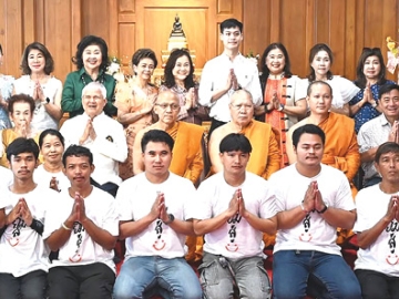 พัฒนาคุณภาพชีวิตคนพิการ : พระพรหมวชิรรังษี เจ้าอาวาสวัดบวรนิเวศวิหาร เป็นประธานฝ่ายสงฆ์ และ อัญชัน ตั้งมติธรรม
ประธานฝ่ายฆราวาส ในงานทอดผ้าป่ามหากุศล ประจำปี 2569 ของมูลนิธิสากลเพื่อคนพิการ ณ วัดบวรนิเวศวิหาร โดยมียอดปัจจัยรวม 3,544,799 บาท เพื่อส่งต่อเป็น “โอกาส” ในการสร้างชีวิตใหม่ที่มั่นคงให้แก่คนพิการ ผ่านการพัฒนาทักษะฝีมือ จัดหาอุปกรณ์ทำกิน และการสร้างอาชีพที่ยั่งยืนให้สามารถพึ่งพาตนเองและดูแลครอบครัวได้อย่างยั่งยืน