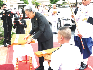 สมเด็จพระกนิษฐาธิราชเจ้า กรมสมเด็จพระเทพรัตนราชสุดาฯ สยามบรมราชกุมารี เสด็จพระราชดำเนินไปในการพระราชทานเพลิงศพ คุณหญิงวิรัตน์ ชมะนันทน์ ต.จ., ป.ม. ภริยา พลเอกเกรียงศักดิ์ ชมะนันทน์
นายกรัฐมนตรี คนที่ 15 ของประเทศไทย เป็นอาจารย์ในสถาบันการศึกษาหลายแห่ง ณ เมรุวัดพระศรี
มหาธาตุวรมหาวิหาร เขตบางเขน กรุงเทพมหานคร เมื่อวันอาทิตย์ที่ 12 กรกฎาคม 2569 เวลา 17.34 น.

