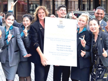 อันดับ 1 : Sally Beck, General Manager, Royal Lancaster London โรงแรมของคนไทย ระดับ 5 ดาว
ในกลางกรุงลอนดอน และพนักงานร่วมกันยินดีกับตำแหน่ง อันดับ 1โรงแรมยอดเยี่ยมในสหราชอาณาจักร จาก Tripadvisor Travellers’ Choice Awards 2026 โดยวัดผลจากความพึงพอใจผ่านรีวิวและประสบการณ์เข้าพักจริงของนักเดินทางทั่วโลก ด้วยปรัชญาการดำเนินงานที่เรียบง่าย แต่ทรงพลัง “We always Care”