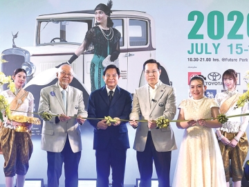 โบราณและคลาสสิก : พีระพันธุ์ สาลีรัฐวิภาค อดีตรองนายกรัฐมนตรี และอดีต รมว.พลังงาน เปิด “งานประกวดรถโบราณ ครั้งที่ 48” แนวคิด “มรดกนวัตกรรม-Legacy of Innovation” โดยมี ขวัญชัย
ปภัสร์พงษ์ นายกสมาคมรถโบราณแห่งประเทศไทย, อรรถวิชช์ สุวรรณภักดี เลขาธิการสมาคมฯ และ กัลยา กมลรัตน์ ผอ.ด้านการตลาด ศูนย์การค้าฟิวเจอร์พาร์ค ร่วมพิธี ที่ศูนย์การค้าฟิวเจอร์พาร์ค และสเปลล์