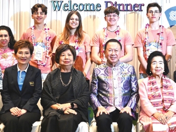 สานสัมพันธ์ : สนั่น อังอุบลกุล ประธานมูลนิธิเอเอฟเอส ประเทศไทย เป็นประธานจัดงานต้อนรับนักเรียนแลกเปลี่ยน AFS จาก 11 ประเทศ ตามโครงการแลกเปลี่ยนเพื่อการศึกษาและวัฒนธรรม ระยะเวลา 1 ปี เพื่อทำความรู้จักกัน โดยมี มาลีรัตน์ ปลื้มจิตรชม, พราวพรรณ เหลืองสุวรรณ, พนิดา เทพกาญจนา, โสรัจ สุขถาวร และ ผศ.ดร.วัชรพจน์ ทรัพย์สงวนบุญ ร่วมงาน ที่โรงแรมทีเค พาเลซ ถนนแจ้งวัฒนะ กรุงเทพฯ