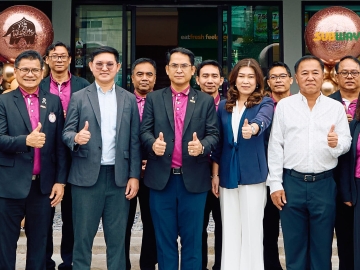 สาขาใหม่ : อนันต์ รัตนมั่นคง ประธานเจ้าหน้าที่บริหาร สายงานปฏิบัติการ บจก.กาแฟพันธุ์ไทย และ
เพชรัตน์ อุทัยสาง กก.ผจก.บจก.โกลัค ผู้ดำเนินการมาสเตอร์แฟรนไชส์ซับเวย์ในประเทศไทย ร่วมกันต้อนรับ กิตติศักดิ์ วรรณแก้ว รองผู้ว่าการการไฟฟ้าส่วนภูมิภาค และคณะ ในโอกาสเปิดร้านกาแฟพันธุ์ไทยและซับเวย์ ในรูปแบบ Co-working & Play Space ภายในสถานีชาร์จรถยนต์ไฟฟ้า PEA EV Hub อ.ชะอำ จ.เพชรบุรี